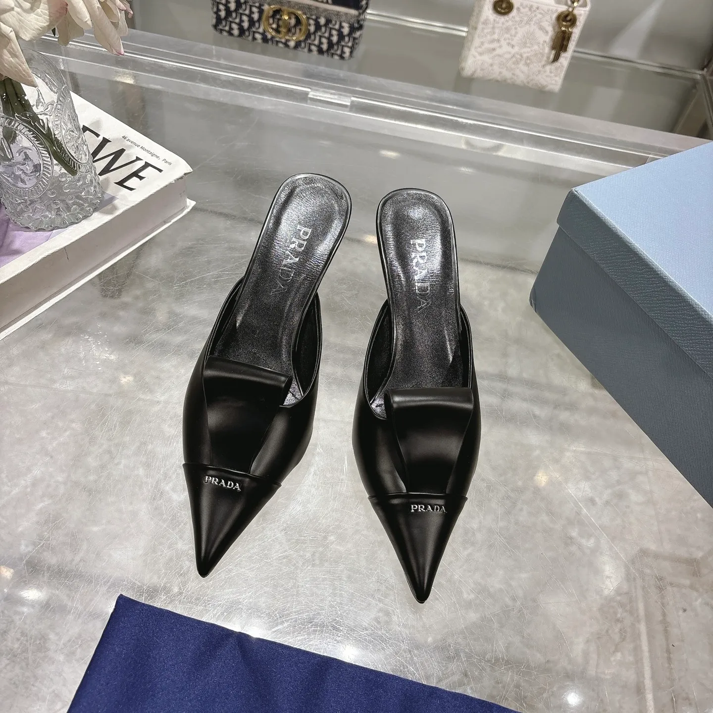 👟👟Ex-factory price 540👟👟 PRADA* Prada 25ss spring and summer new Mary Jane pointed-toe high-heeled shoes fashion shoes. Purchased from the original version and developed 1:1, perfect details, comfortable on the feet, can be matched with beautiful spring and summer clothes, exquisite and durable 🤩 ✔Upper: original open edge beaded cowhide ✔Inner lining: sheepskin ✔Outsole: Italian leather outsole ✔Heel height: 5.5cm, 7.5cm ✔Number of yards: 35-40 (41 can be customized and non-refundable) ✔Packaging: original full set of packaging